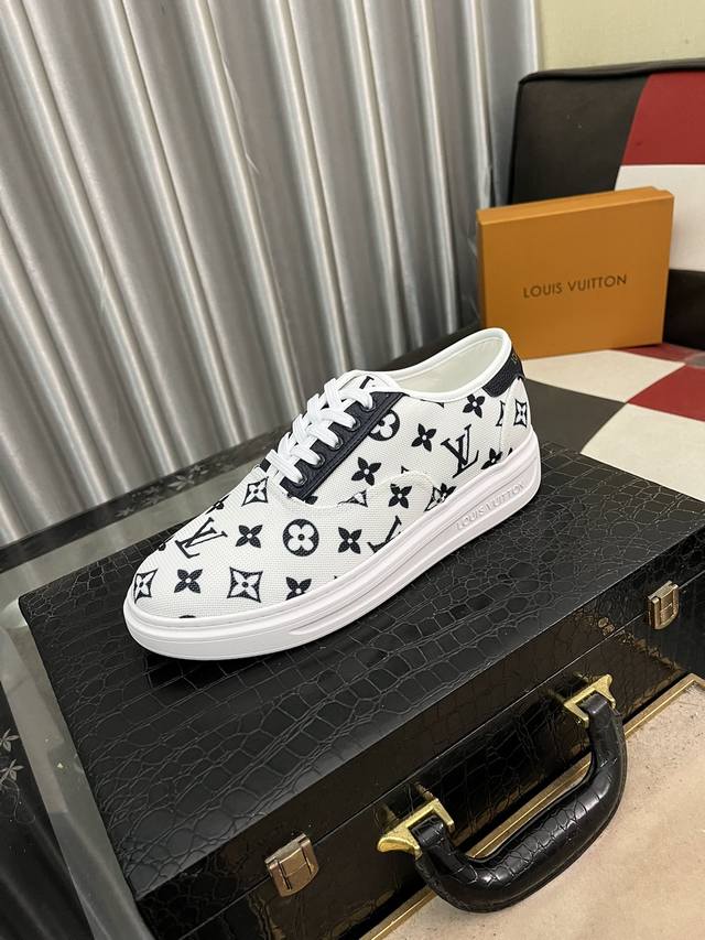 出厂价： Lv 路易威登。最新潮鞋休闲鞋实体店爆款38-44码。 新品春夏季舒适进口定制原版牛皮，独特提花面料元素设计。搭配羊皮内里，Lv原版底，高端包装高品质